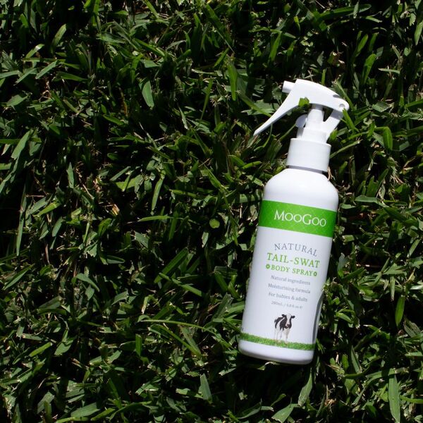 MooGoo 媽咪團購熱銷必推 ! 每到蚊蟲季就會搶購到預購的戶外好物 ! 】 使用可食性成分製作而成,不含DEET、香精、防腐劑,讓您安心噴灑甩掉煩人蚊蟲,可直接使用於肌膚上 (小寶寶也可以) 安心天然 !  MooGoo 媽咪團購熱銷必推 ! 每到蚊蟲季就會搶購到預購的戶外好物 ! 】 使用可食性成分製作而成,不含DEET、香精、防腐劑,讓您安心噴灑甩掉煩人蚊蟲,可直接使用於肌膚上 (小寶寶也可以) 安心天然 !
