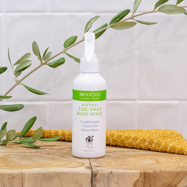 MooGoo 媽咪團購熱銷必推 ! 每到蚊蟲季就會搶購到預購的戶外好物 ! 】 使用可食性成分製作而成,不含DEET、香精、防腐劑,讓您安心噴灑甩掉煩人蚊蟲,可直接使用於肌膚上 (小寶寶也可以) 安心天然 !  MooGoo 媽咪團購熱銷必推 ! 每到蚊蟲季就會搶購到預購的戶外好物 ! 】 使用可食性成分製作而成,不含DEET、香精、防腐劑,讓您安心噴灑甩掉煩人蚊蟲,可直接使用於肌膚上 (小寶寶也可以) 安心天然 !