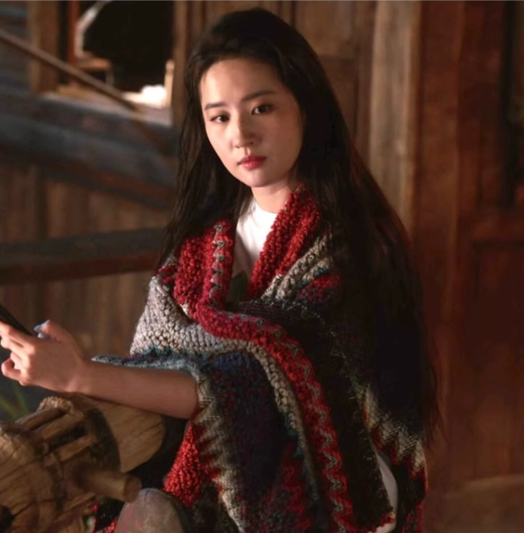 它不仅可以作为时尚单品 还能为你提供温暖 只需轻轻披上 立刻感受到那份暖意 体验秋冬披肩的温暖 保暖又时髦 披上它拍照分分钟出片 它不仅可以作为时尚单品 还能为你提供温暖 只需轻轻披上 立刻感受到那份暖意 体验秋冬披肩的温暖 保暖又时髦 披上它拍照分分钟出片