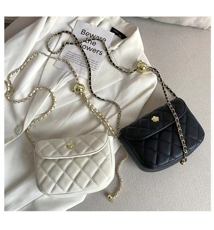 優雅時尚‧經典菱格繡線高級牛皮精緻質感金色花朵配飾小香風鏈條金球單肩小方包 優雅時尚‧經典菱格繡線高級牛皮精緻質感金色花朵配飾小香風鏈條金球單肩小方包